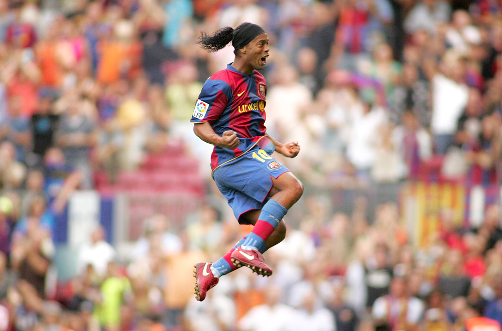 Ronaldinho plays football